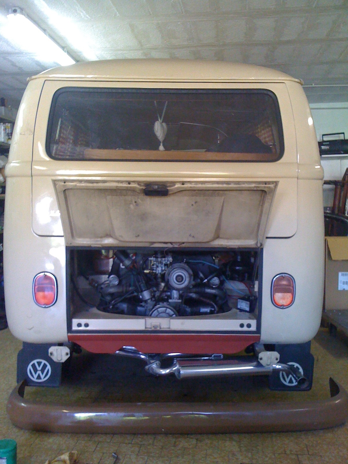 Kombi-avec-capot-moteur-ouvert